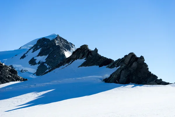 Besneeuwde bergen — Stockfoto