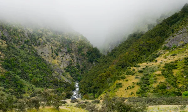 Groene bergen en witte mist — Stockfoto