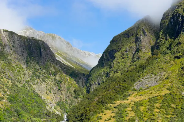 Зеленые горы и белый туман — стоковое фото