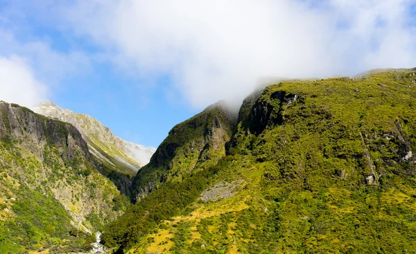 緑の山々 と白い霧 — ストック写真