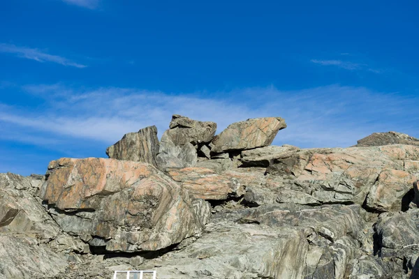 Roca de piedra con cielo azul — Foto de Stock