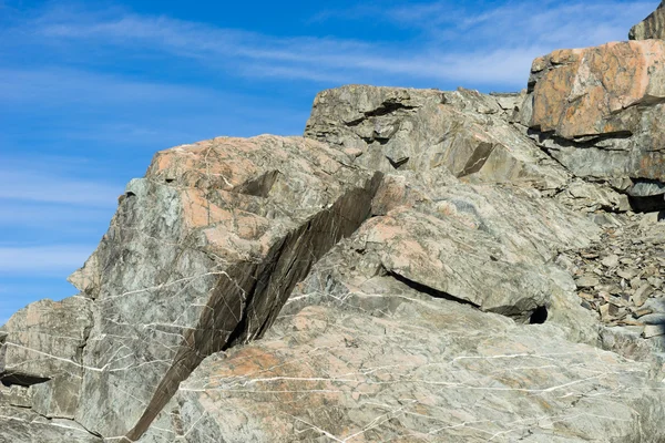 Roca de piedra con cielo azul — Foto de Stock