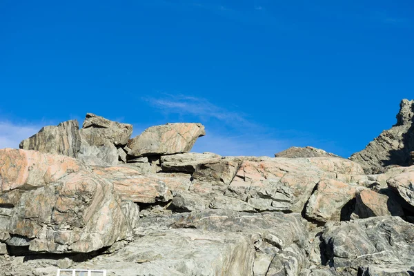 Roca de piedra con cielo azul — Foto de Stock