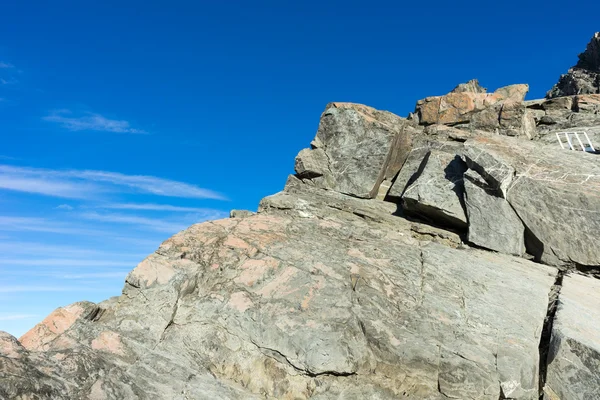 Roca de piedra con cielo azul — Foto de Stock