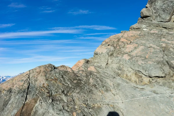 Roca de piedra con cielo azul — Foto de Stock