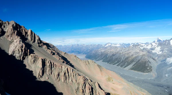 Roca de piedra con cielo azul —  Fotos de Stock