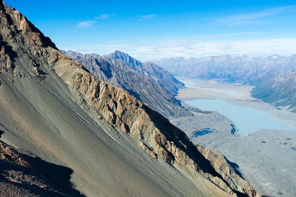 Roccia di pietra con cielo blu — Foto Stock