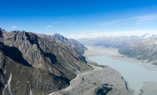 石岩石和蓝蓝的天空 — 图库照片