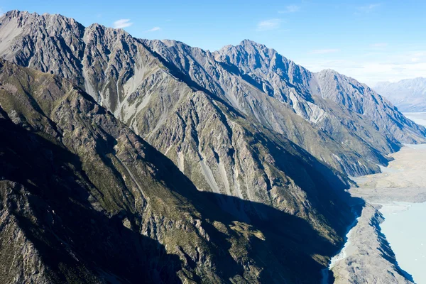 石岩石和蓝蓝的天空 — 图库照片