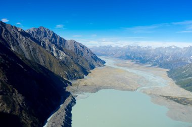 Taş taş ve mavi gökyüzü