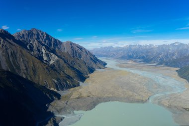 Taş taş ve mavi gökyüzü