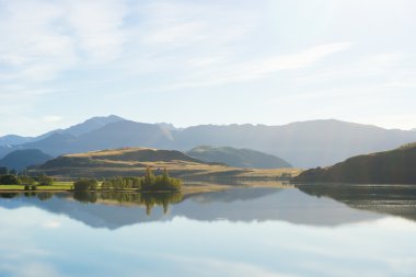 Yeni Zelanda Alpler ve göl