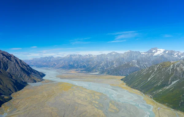 石岩石和蓝蓝的天空 — 图库照片