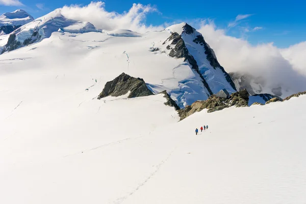 Les gens dans les montagnes — Photo