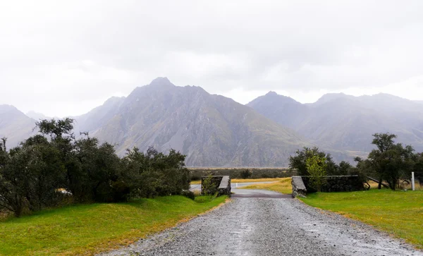 Neuseeland Alpen und Straße — Stockfoto