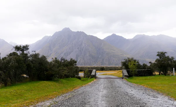 New Zealand alps and road — Stock Photo, Image