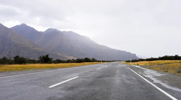 Альпы и дорога Новой Зеландии — стоковое фото