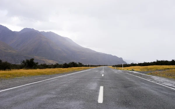 Neuseeland Alpen und Straße — Stockfoto