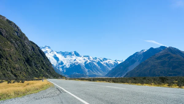 New Zealand alps and road — Stock Photo, Image