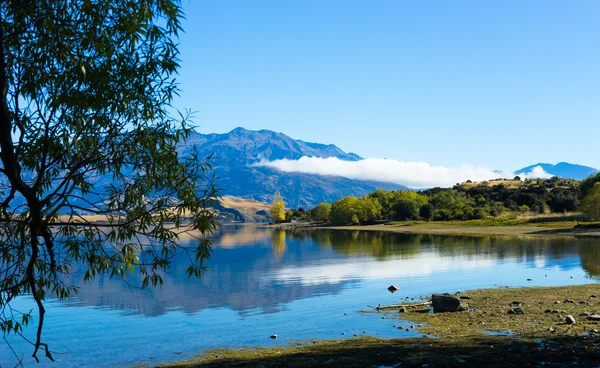 Альпы и озеро Новой Зеландии — стоковое фото