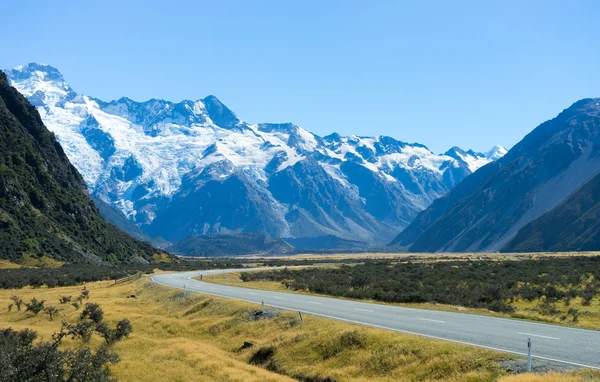 Nieuw-Zeelandse Alpen en over de weg — Stockfoto