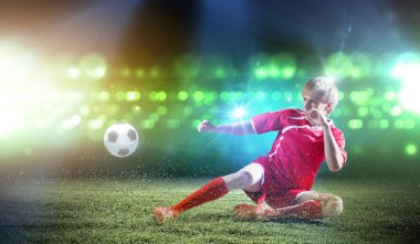 Slayt mücadele yaparken futbolcu