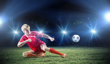 Slayt mücadele yaparken futbolcu