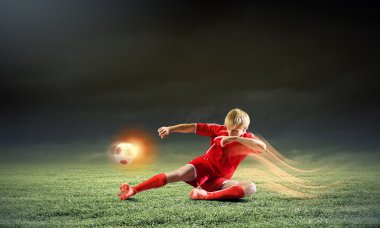 Slayt mücadele yaparken futbolcu