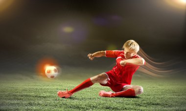 Slayt mücadele yaparken futbolcu