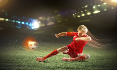 Slayt mücadele yaparken futbolcu