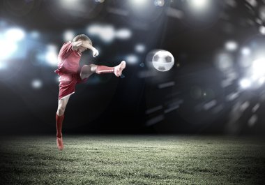 Futbolcu topa vuruyor