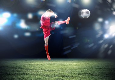 Futbolcu topa vuruyor