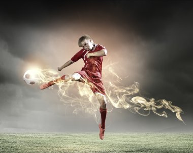 Futbolcu topa vuruyor