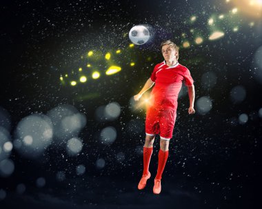 Futbolcu topa vuruyor