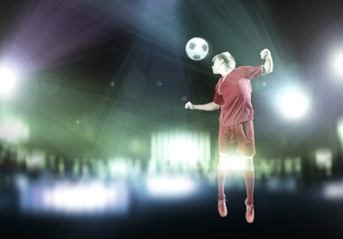 Futbolcu topa vuruyor