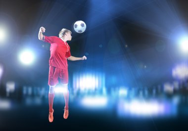 Futbolcu topa vuruyor