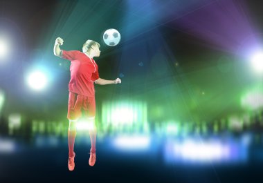 Futbolcu topa vuruyor