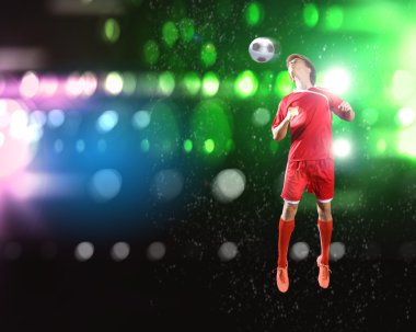Futbolcu topa vuruyor