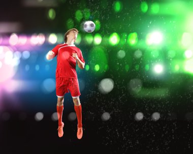 Futbolcu topa vuruyor