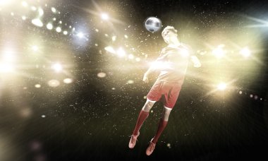 Futbolcu topa vuruyor
