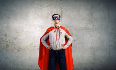 Süpermen maske ve pelerin giymiş adam