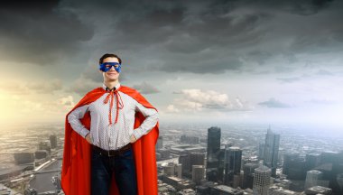 Süpermen maske ve pelerin giymiş adam
