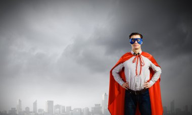 Süpermen maske ve pelerin giymiş adam