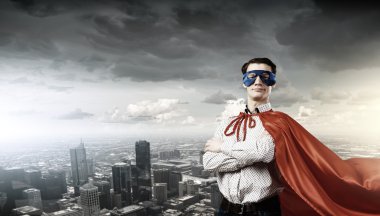 Süpermen maske ve pelerin giymiş adam