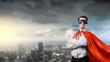 Süpermen maske ve pelerin giymiş adam