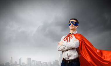 Süpermen maske ve pelerin giymiş adam