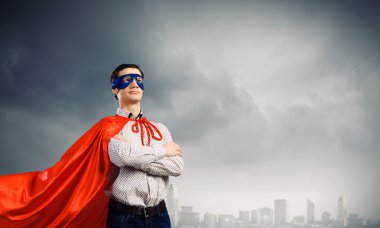 Süpermen maske ve pelerin giymiş adam