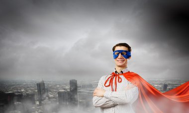 Süpermen maske ve pelerin giymiş adam