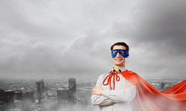 Süpermen maske ve pelerin giymiş adam
