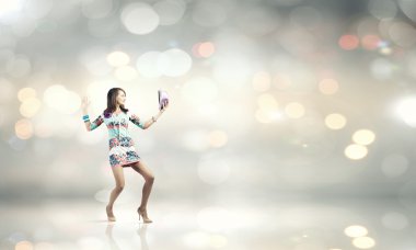 Dans eden genç kadın